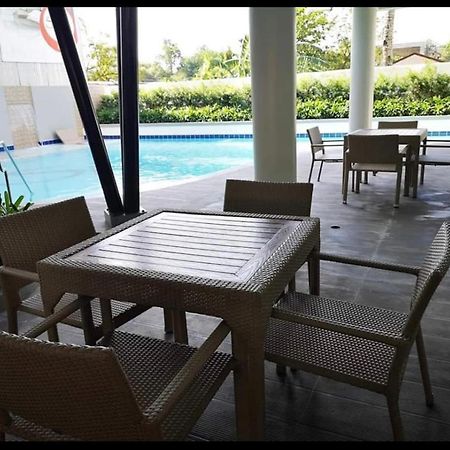 One Spatial Two Bedroom Condominium Unit With Pool And Gym Free Netflix And Wifi อีโลอีโลซิตี้ ภายนอก รูปภาพ