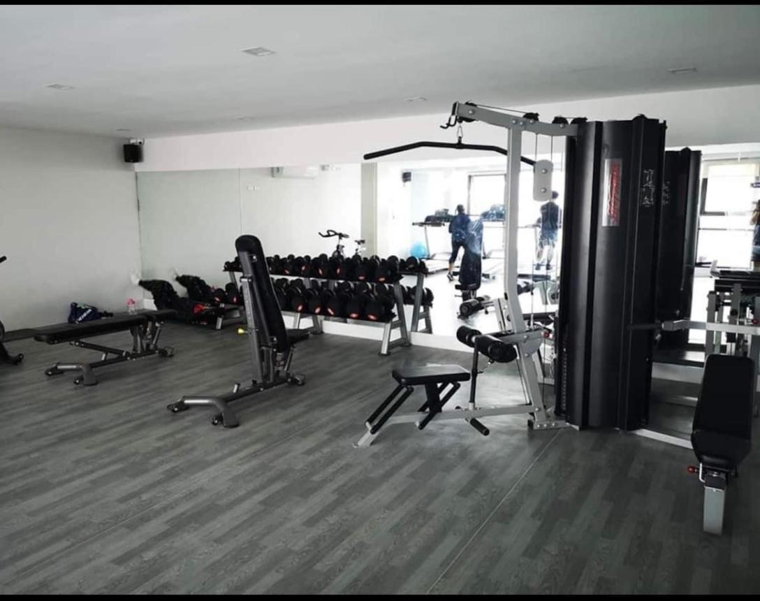 One Spatial Two Bedroom Condominium Unit With Pool And Gym Free Netflix And Wifi อีโลอีโลซิตี้ ภายนอก รูปภาพ