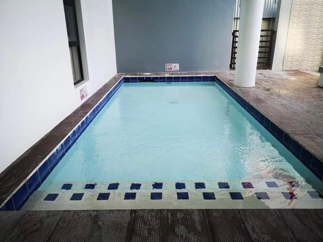 One Spatial Two Bedroom Condominium Unit With Pool And Gym Free Netflix And Wifi อีโลอีโลซิตี้ ภายนอก รูปภาพ